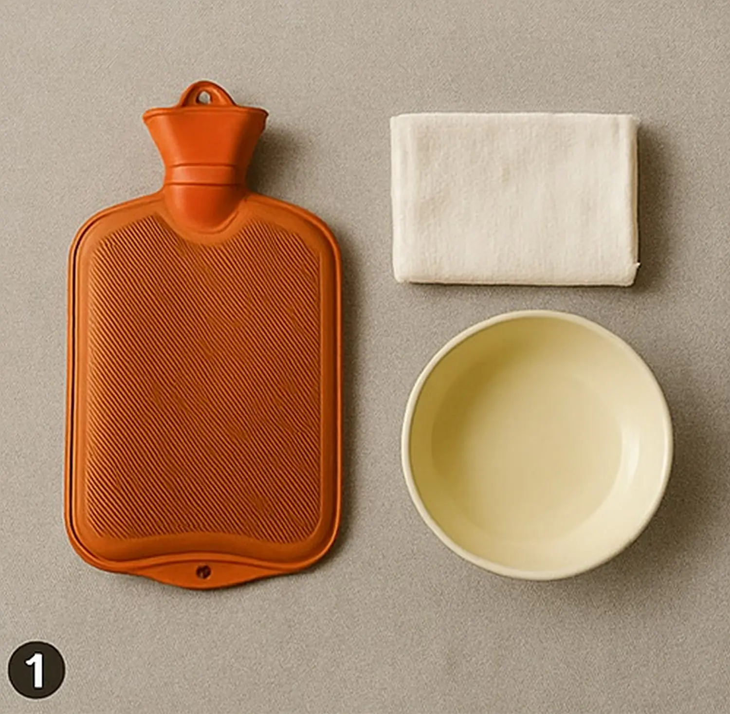 Eine Person gießt eine Flüssigkeit aus einem Glaskrug in eine Rührschüssel, wahrscheinlich eine Margrethe-Rührschüssel. von Rosti. von PlanDeck UG